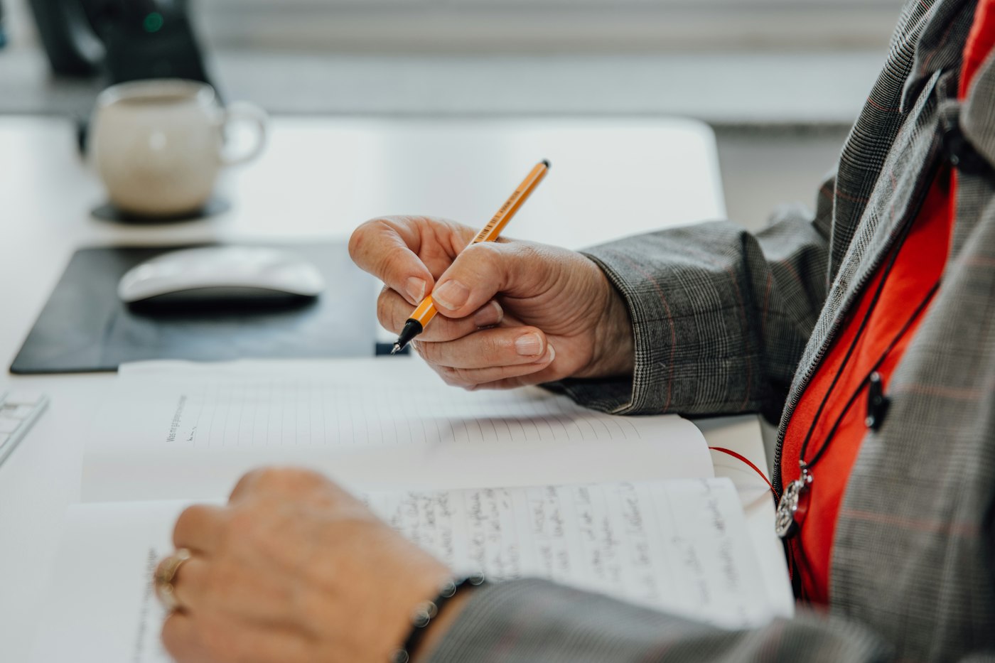 Personne écrivant à un bureau